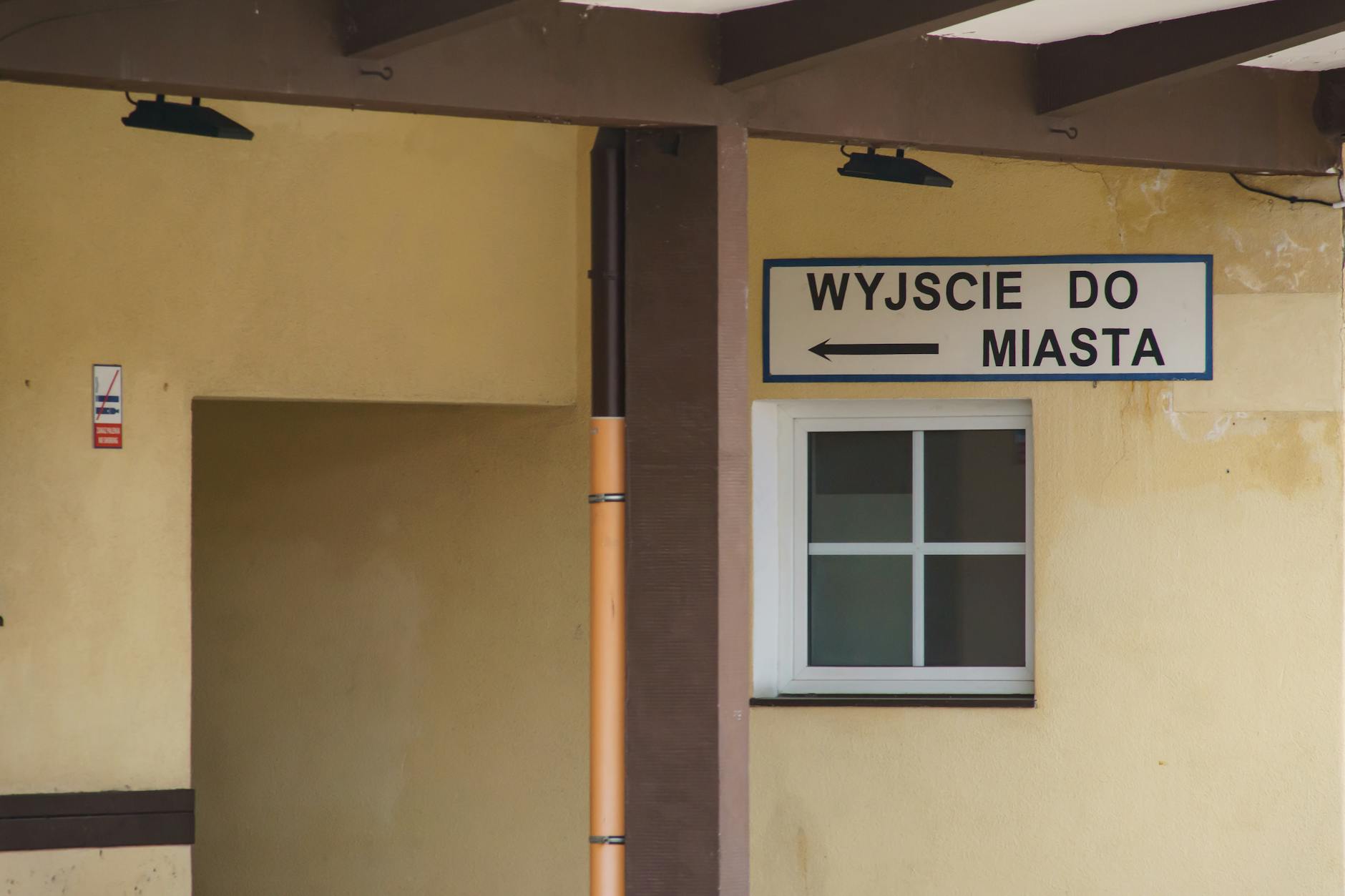 Ilustracja przedstawiająca symbole medyczne i znaki zapytania, symbolizująca zapytanie o kolejki do specjalistów w Brańsku.