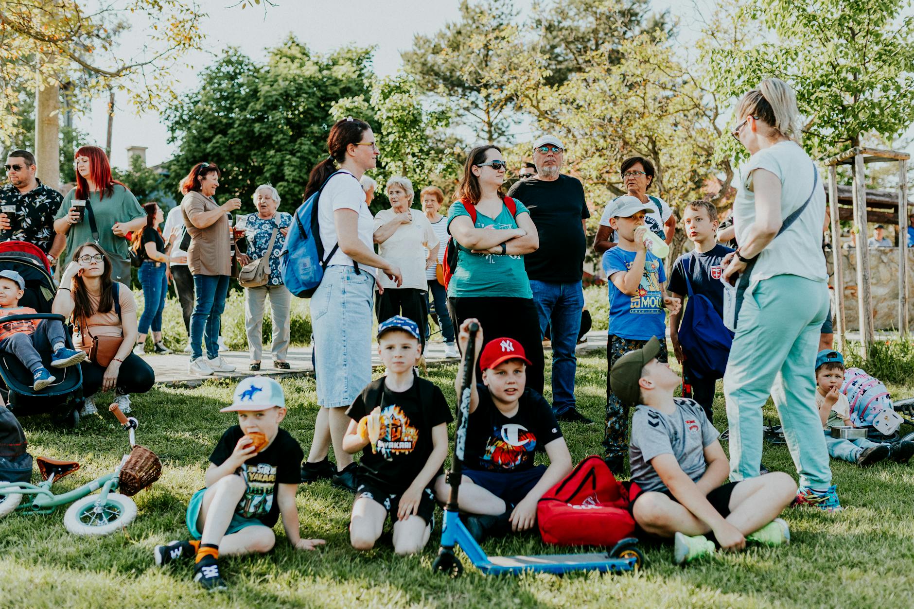 Mieszkańcy Brańska biorący udział w akcji sprzątania terenów zielonych z okazji Dnia Ziemi.